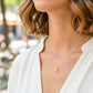 Cuello de modelo usando una cadena con un dije en forma de corazón diamantado en oro amarillo de 18 quilates de Joyería Caracas.