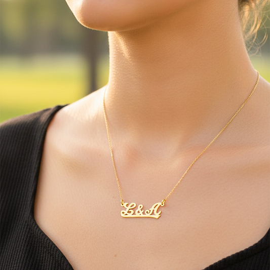 Cuello de modelo usando una cadena con un dije de nombre personalizado en oro amarillo de 18 quilates de Joyería Caracas.