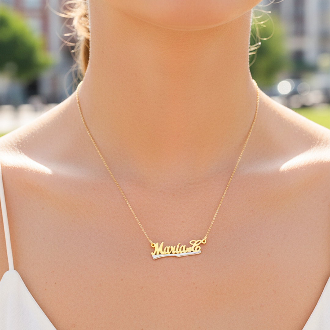 Cuello de modelo usando una cadena con un dije de nombre personalizado oro amarillo de 18 quilates de Joyería Caracas.