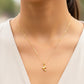 Cuello de modelo usando una cadena con un dije en forma de delfín en oro amarillo de 18 quilates de Joyería Caracas.