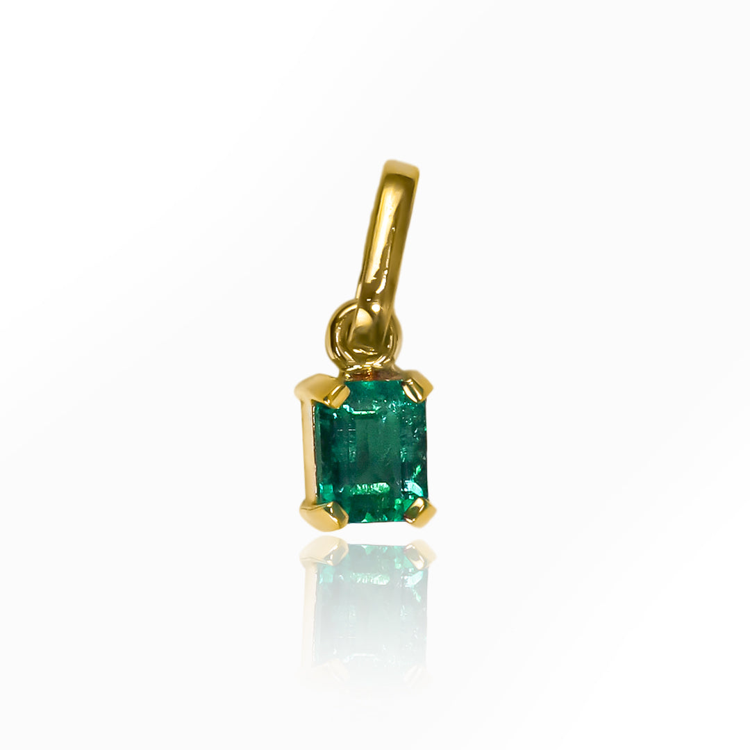 Dije caja esmeraldas JC en oro 18k de Joyería Caracas es un tesoro para toda la vida. Con su garantía exclusiva.