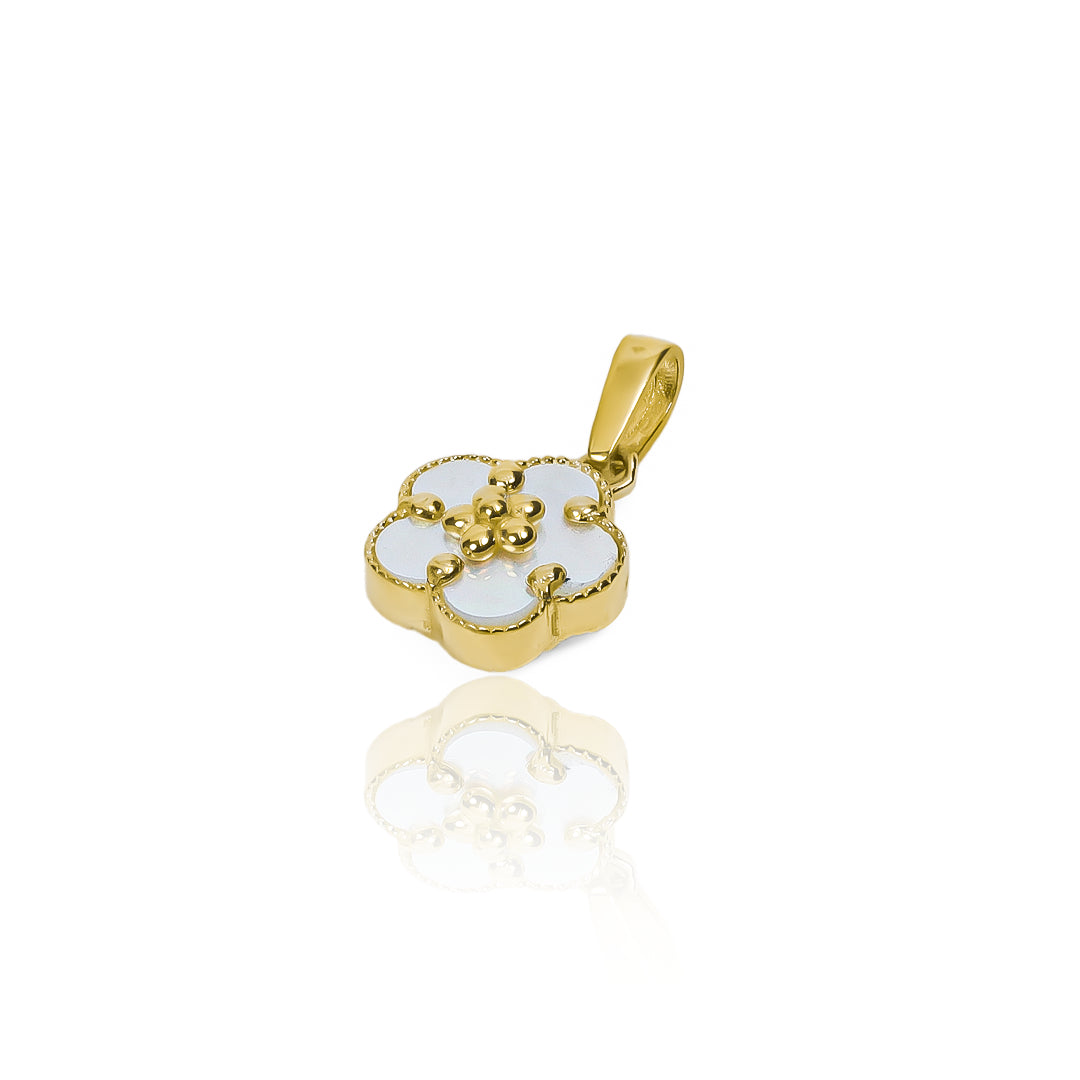 Dije de Nacar en oro de 18k de la Joyería Caracas. Con su diseño en forma de flor, este accesorio cuenta con certificado de calidad y garantía de por vida.