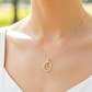 Cuello de modelo usando una cadena con un dije en forma del Rostro de la Virgen María en oro amarillo de 18 quilates con cristales de Joyería Caracas.
