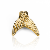 Estos exquisitos dijes de cola de sirena son una verdadera obra de arte de Joyería Caracas, elaborados en oro 18K y con una garantía para toda la vida. Haz una declaración de estilo exclusiva y duradera con estos dijes únicos.