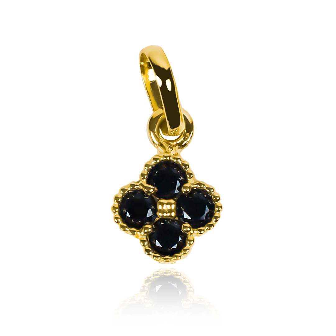 Dije Trébol black M fabricado en Oro 18K, elaborado por Joyería Caracas. Además, con nuestra garantía para toda la vida.