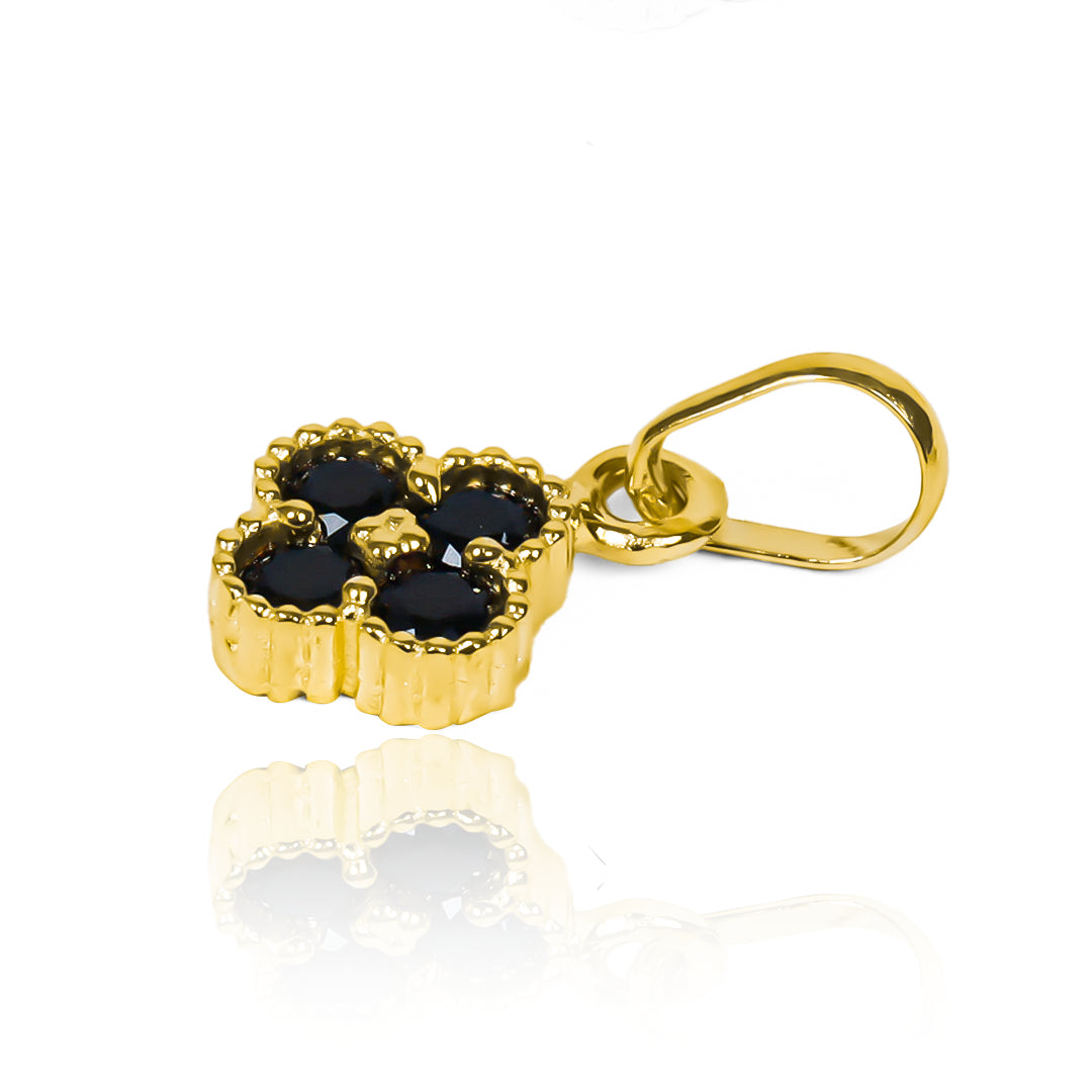 Dije Trébol black M fabricado en Oro 18K, elaborado por Joyería Caracas. Además, con nuestra garantía para toda la vida.
