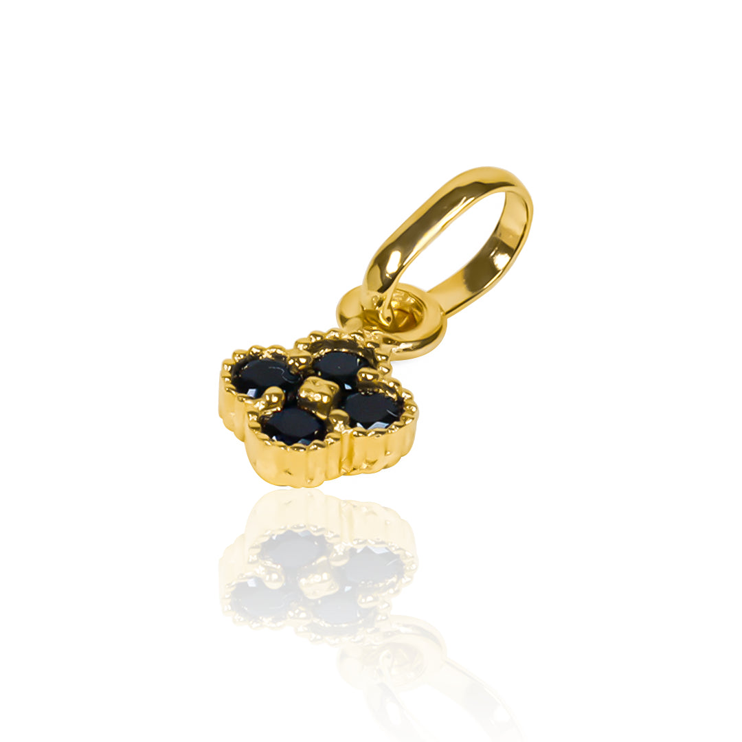 Dije Trébol black S fabricado en Oro 18K, elaborado por Joyería Caracas. Además, con nuestra garantía para toda la vida.