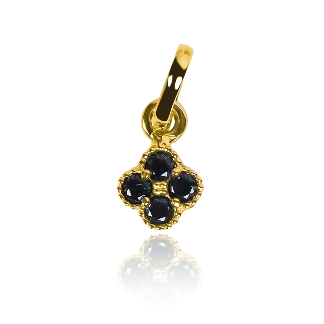 Dije Trébol black S fabricado en Oro 18K, elaborado por Joyería Caracas. Además, con nuestra garantía para toda la vida.