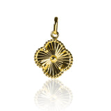 Dije Shiny Clovers, elaborado en oro 18K por Joyería Caracas, cuenta con garantía para toda la vida.