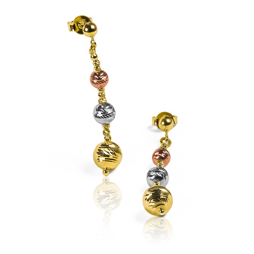 Los aretes Esferas diamantadas degradé I 3 oros de Joyería Caracas son un lujo digno de la vida. Con su diseño degradé en tres tonos de Oro 18K, representan la exclusividad y el buen gusto. Además, cuentan con una garantía para toda la vida, asegurando su durabilidad y valor.