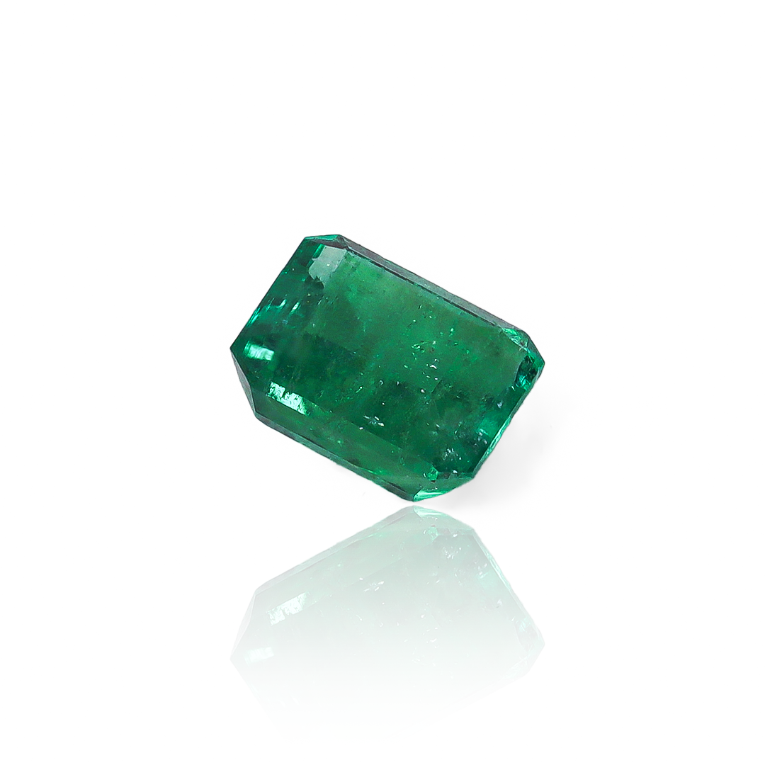 Descubra la belleza atemporal de Esmeralda 003, la joya más exclusiva de Joyería Caracas. Con una garantía para toda la vida, esta piedra preciosa representa la elegancia y la durabilidad en una sola pieza. Haga una declaración de estilo con Esmeralda 003.