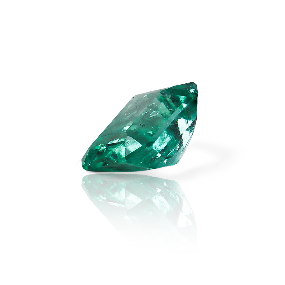 Descubre la belleza eterna de Esmeralda 005 de Joyería Caracas. Con garantía de por vida y una impresionante piedra preciosa, esta pieza es una inversión para toda la vida. Sumérgete en el lujo y la exclusividad con esta joya única que hará que te sientas como una obra de arte.