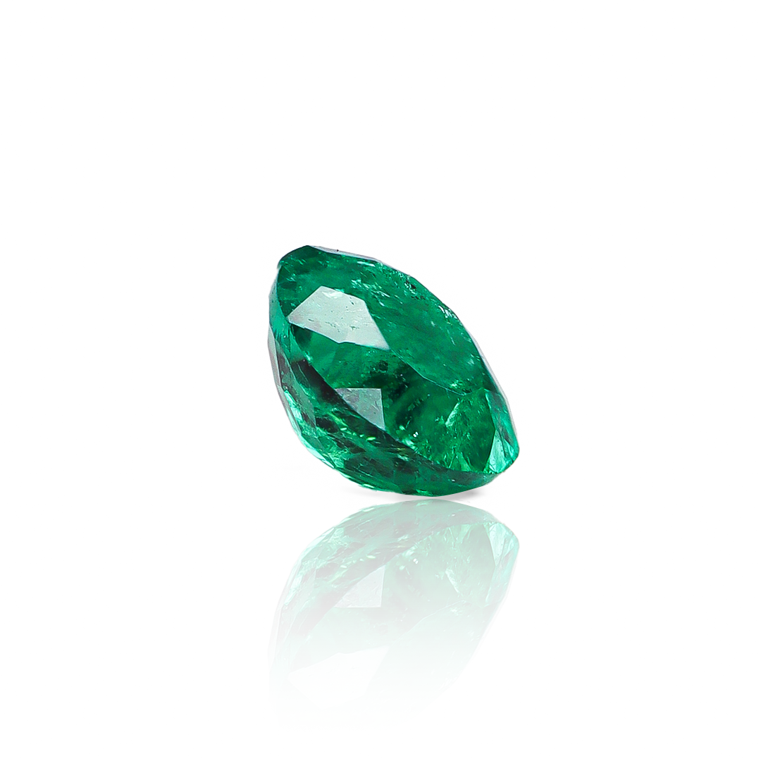 Descubre la elegancia y belleza de Esmeralda 010 de Joyería Caracas. Con su garantía de por vida, esta piedra preciosa es un tesoro para toda la vida. Sumérgete en la exclusividad y suntuosidad de esta joya de lujo.