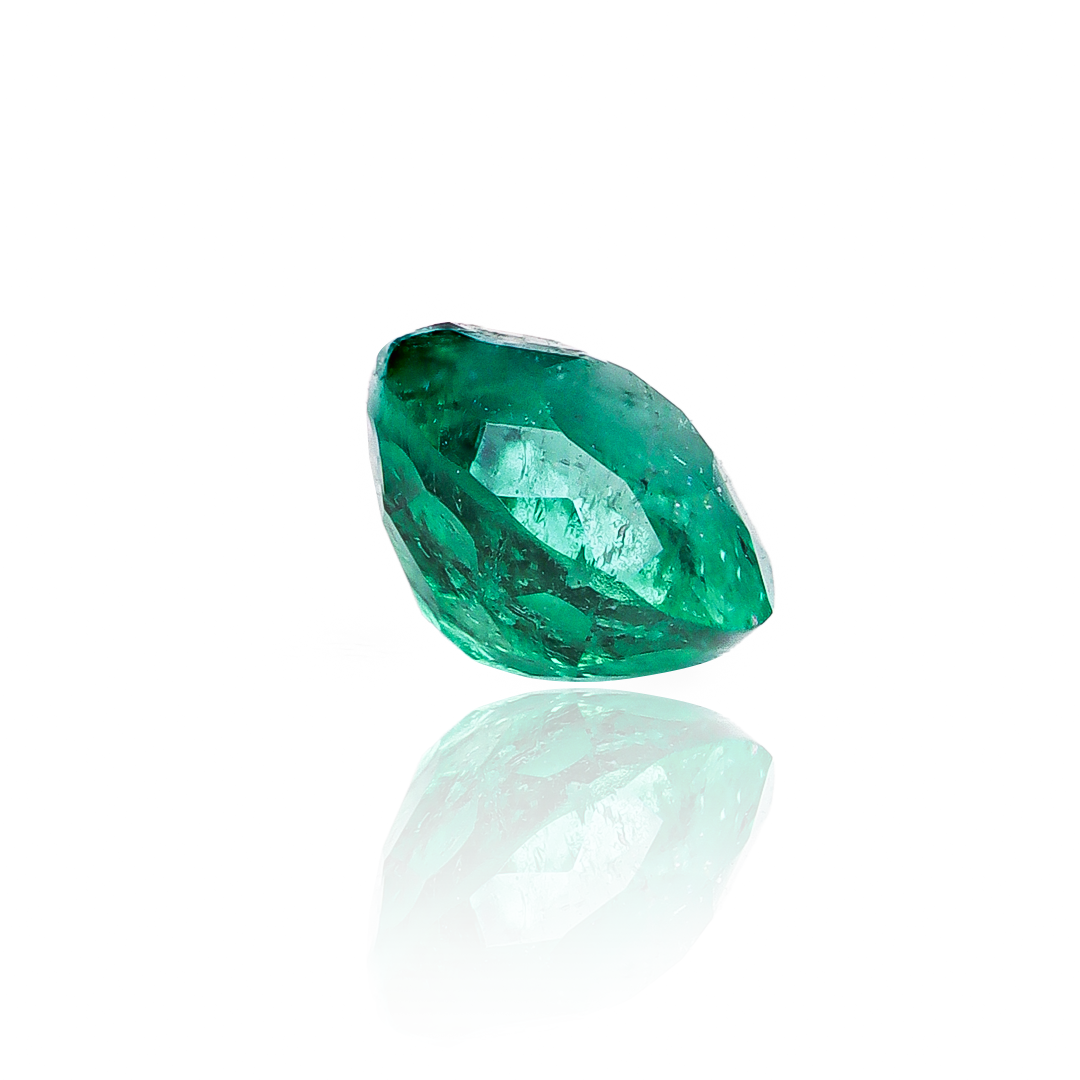 Descubre la elegancia y exclusividad de Esmeralda 016 de Joyería Caracas. Con garantía de por vida, su piedra preciosa te acompañará en todas tus aventuras. Una verdadera joya que perdurará para siempre, así como tu buen gusto y estilo refinado.