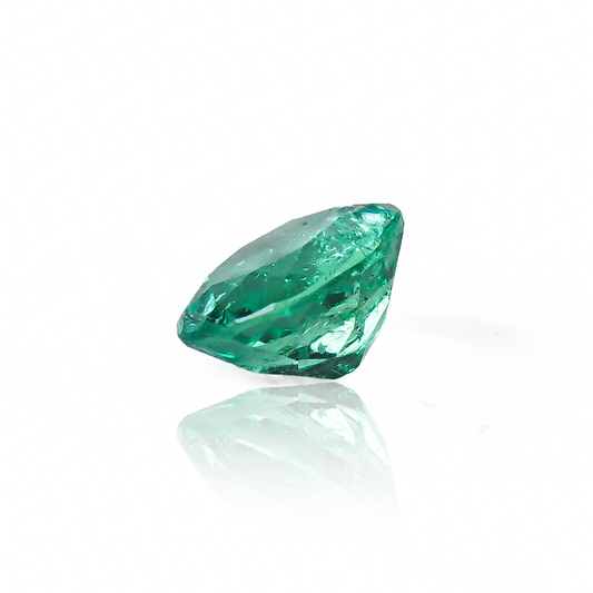 La Joyería Caracas presenta su exclusiva Esmeralda 049, una piedra preciosa de belleza eterna. Con garantía para toda la vida, esta joya es una inversión en elegancia y clase. Descubre su brillo incomparable y añade un toque de lujo a tu colección de joyas.