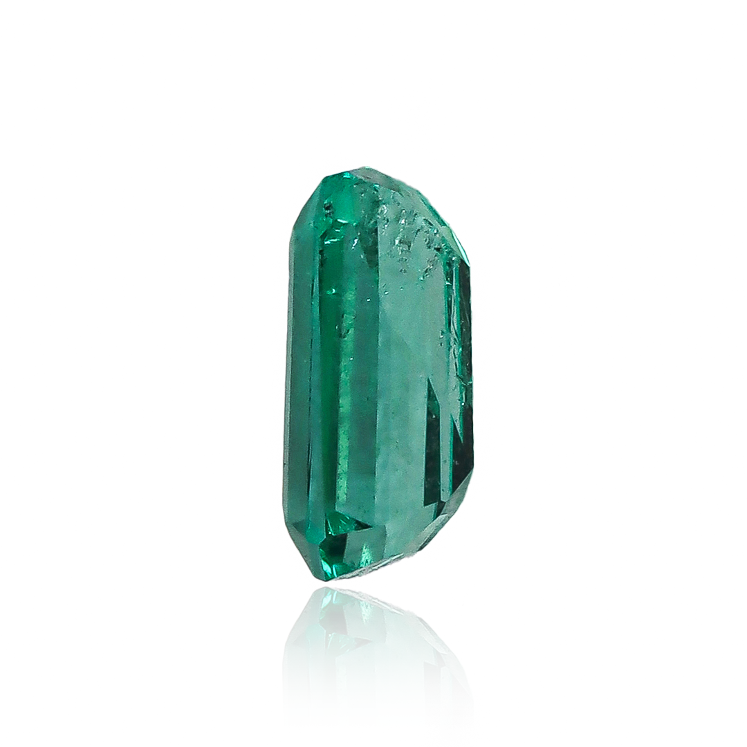 Descubre la elegancia atemporal de Esmeralda 054 de Joyería Caracas. Con su piedra preciosa y garantía de por vida, esta pieza es un símbolo de lujo y exclusividad. Hazte con esta joya de colección y añade un toque de clase a tu look.