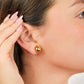 Oreja de mujer con topito de media esfera lisa de 12.0mm en oro amarillo de 18 quilates, hechos en Joyería Caracas. 