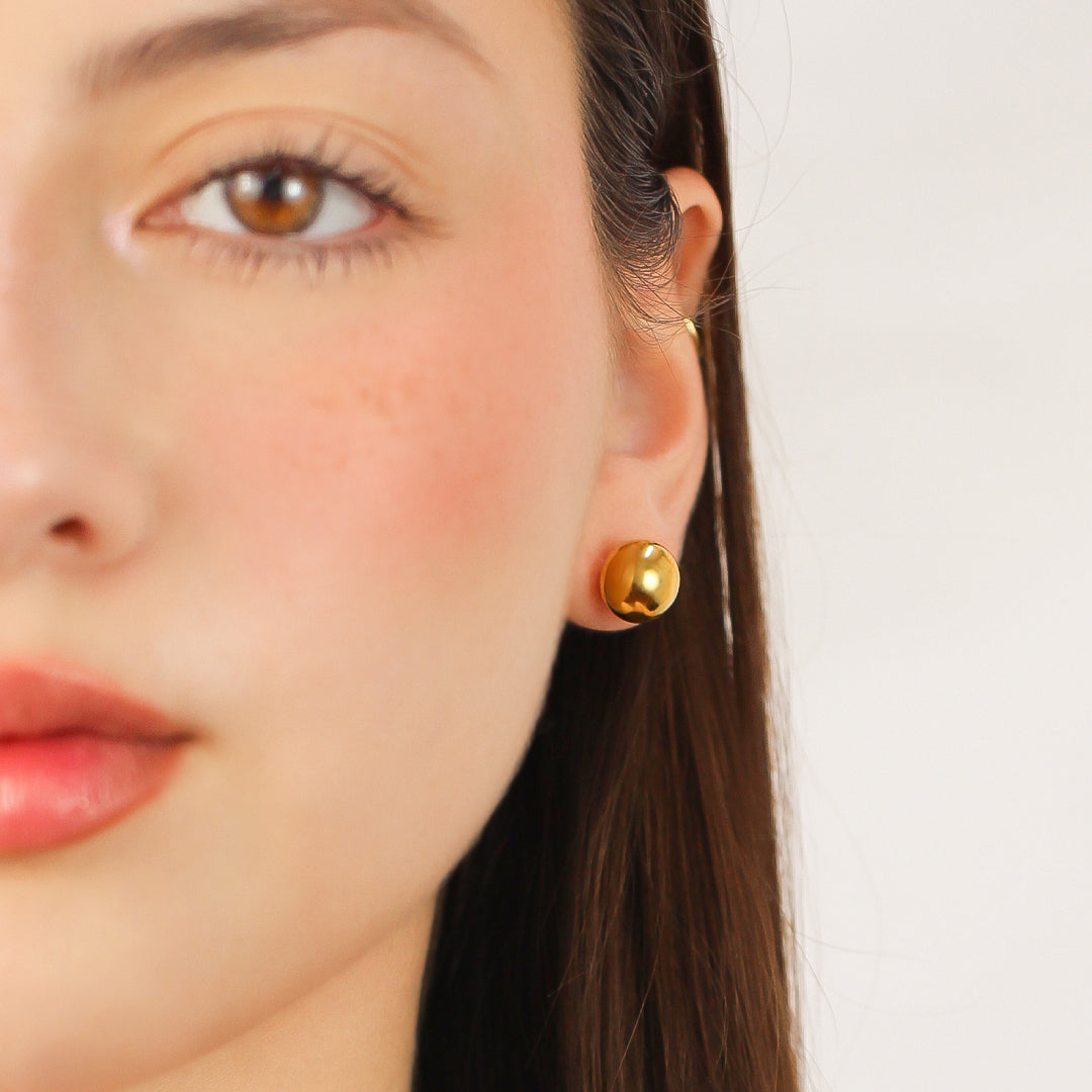 Oreja de mujer con topito de esfera lisa de 10.0mm en oro amarillo de 18 quilates, hechos en Joyería Caracas. 