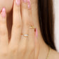 Mano de mujer usando anillo con estrella en el centro en oro amarillo de 18 quilates, hecho en Joyería Caracas. 