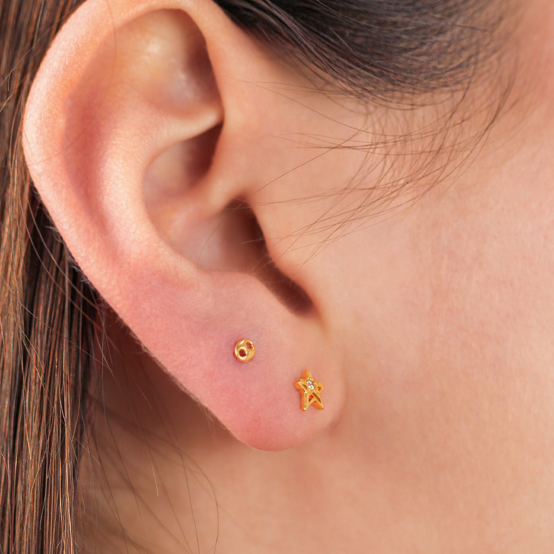 Oreja de mujer con topito calabrote en oro 18 quilates, hechos en Joyería Caracas. 