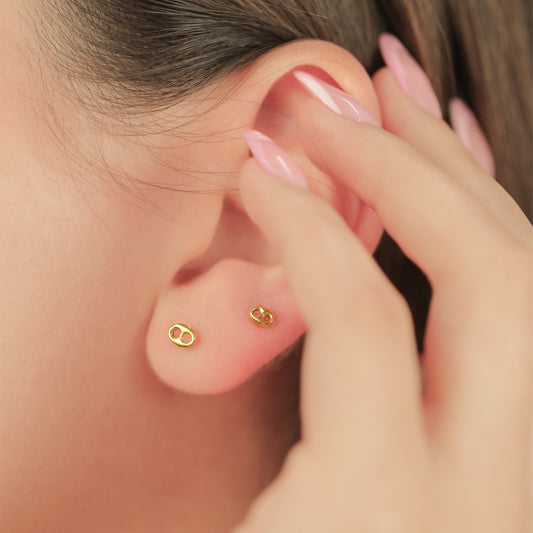 Oreja de mujer con topitos Calabrote S en oro amarillo de 18 quilates, hechos en Joyería Caracas. 