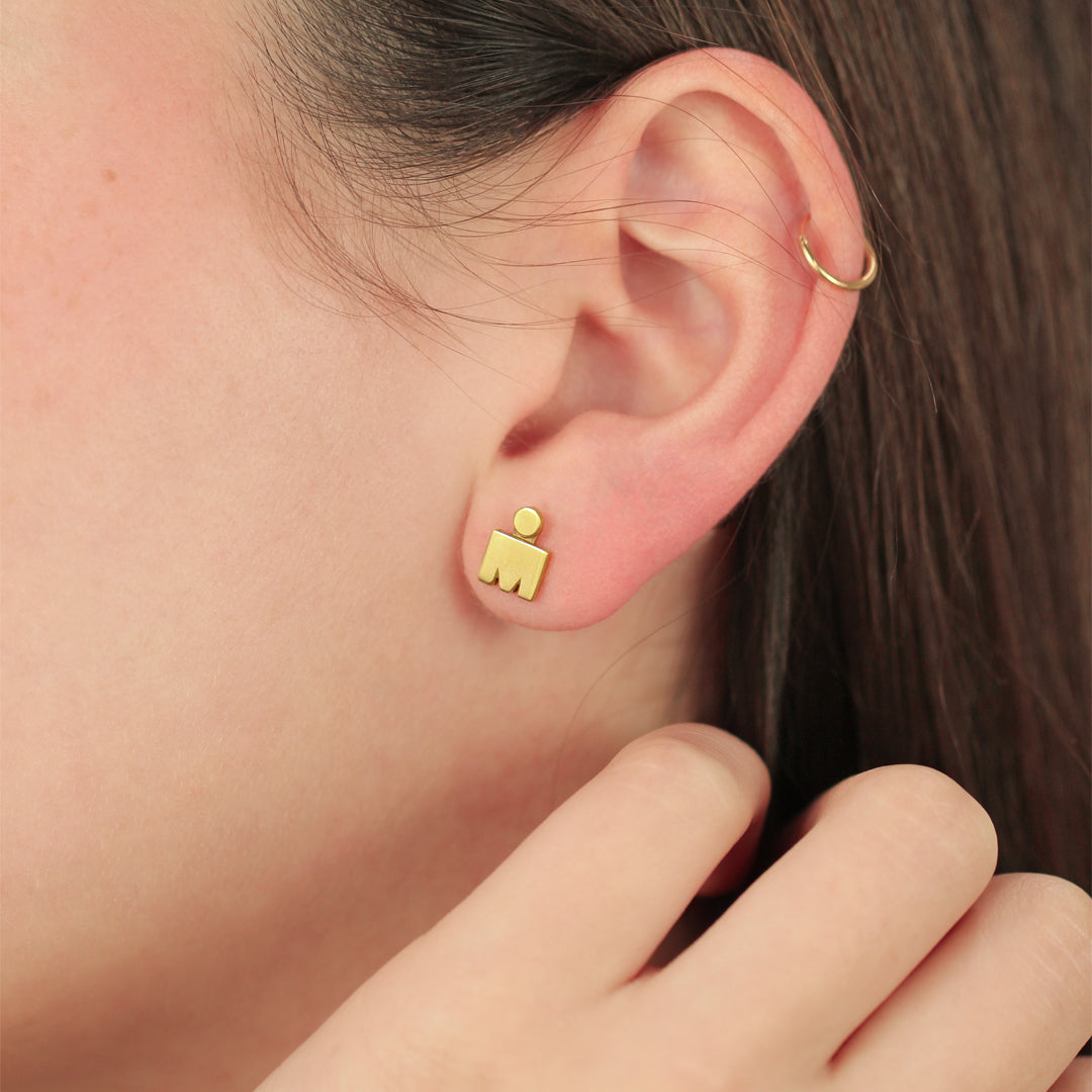 Oreja de mujer con topito Ironman en oro amarillo de 18 quilates, hechos en Joyería Caracas. 