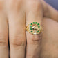 Mano de hombre con anillo en forma de herradura con caballo en el centro en oro amarillo de 18 quilates y cristales de color verde alrededor, hecho en Joyería Caracas. 