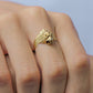 Mano de hombre con anillo en forma de águila en oro amarillo de 18k, con 2 cristales de color verde en los ojos y 1 cristal blanco en la punta del pico, hecho en Joyería Caracas. 