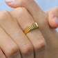 Mano de hombre con anillo en oro amarillo de 18 quilates con cristales de color verde, hecho en Joyería Caracas. 