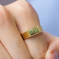 Mano de hombre con anillo en oro amarillo de 18 quilates con 3 piedras esmeraldas de color verde ubicadas diagonalmente en el centro, hecho en Joyería Caracas. 