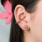 Oreja de mujer con topito en forma de nudo en oro amarillo, blanco y rosa de 18 quilates, hechos en Joyería Caracas. 