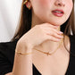 Cuello de mujer usando gargantilla con forma de cruz en oro amarillo de 18 quilates, hecho en Joyería Caracas. 