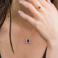 Cuello de mujer usando gargantilla con dije en oro amarillo de 18 quilates con cristal cuadrado de color azul en el centro con cristales de color blanco alrededor, hecho en Joyería Caracas.  