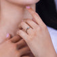 Mano de mujer con anillo en oro blanco de 18 quilates con cristal de color blanco, hecho en Joyería Caracas.