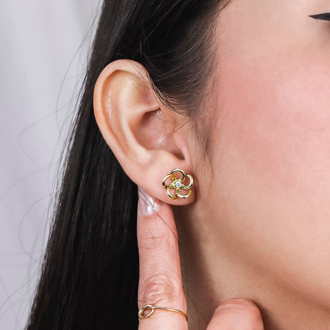 Oreja con topito en forma de flor de 5 pétalos calada con centro de cristal en color blanco hecho en la Joyería Caracas.