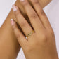 Mano de mujer con anillo en forma de infinitos entrelazados en oro amarillo de 18 quilates, hecho en Joyería Caracas. 