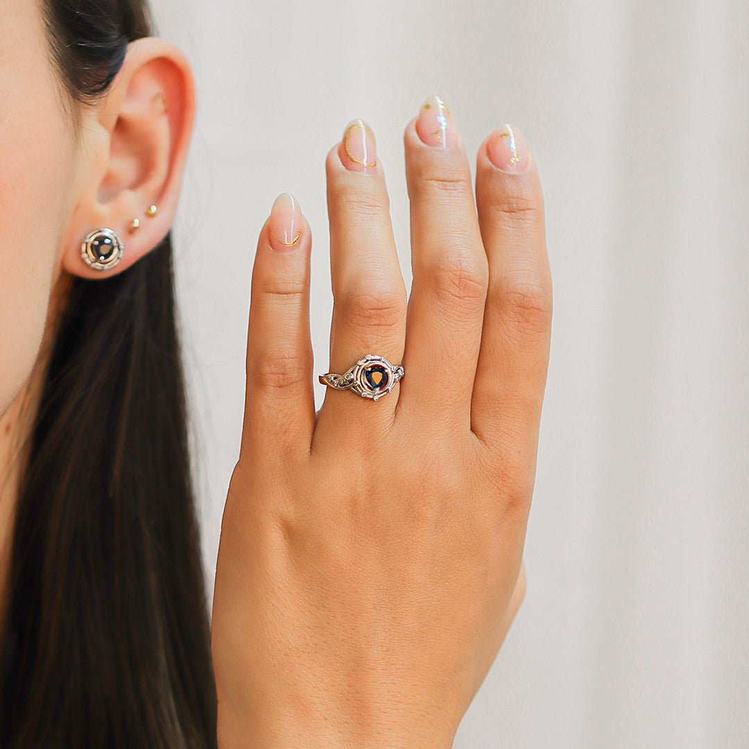 Thorned heart ring - emerald