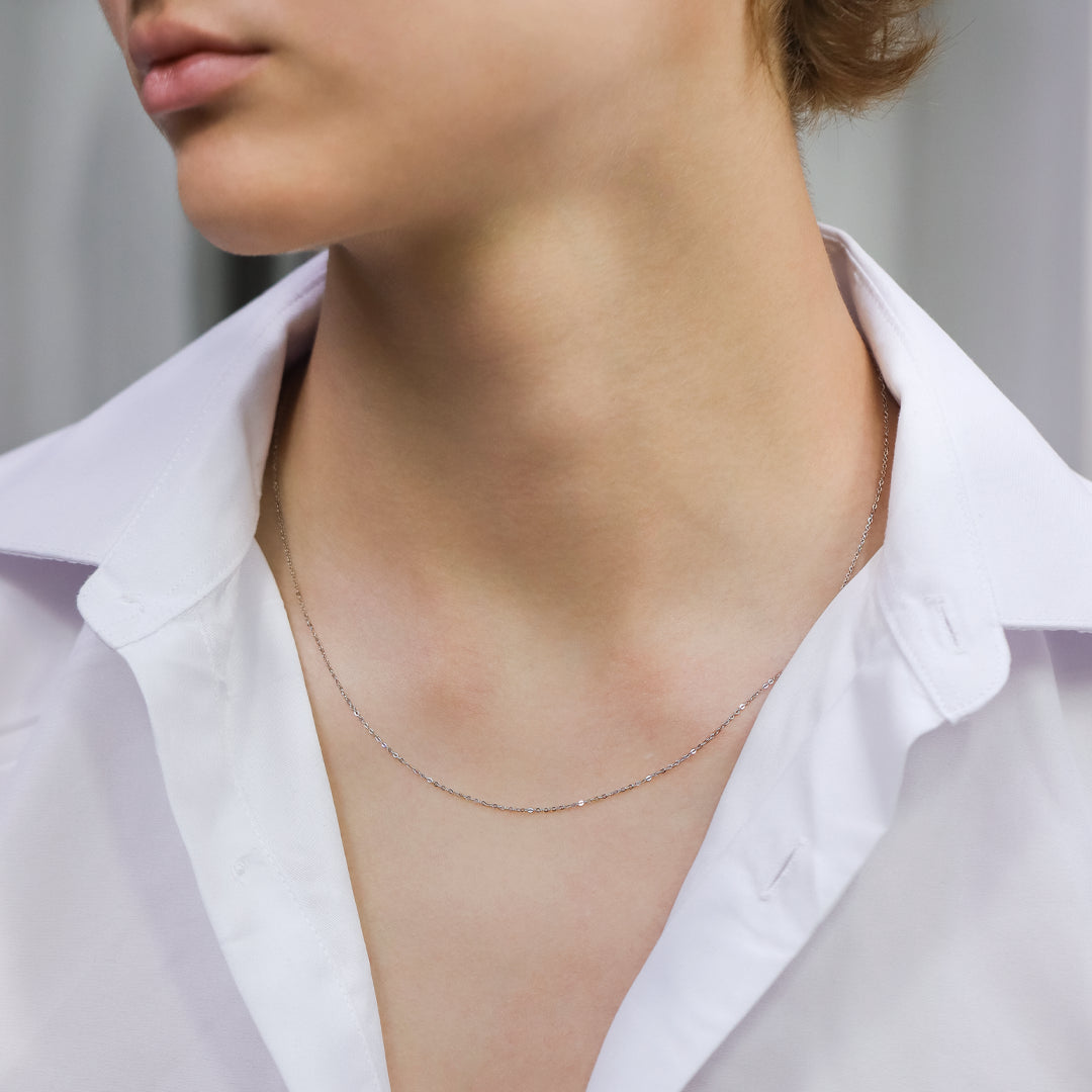Cuello de hombre con cadena mini eslabón de 50 cm en oro blanco de 18 quilates, hecho en Joyería Caracas. 
