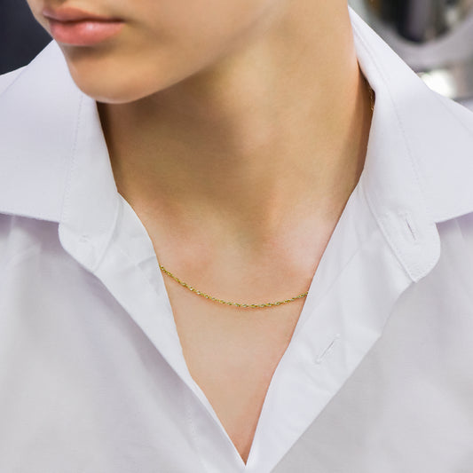 Cuello de hombre con cadena en tejido Singapur de 50 cm de largo en oro amarillo de 18 quilates, hecho en Joyería Caracas. 