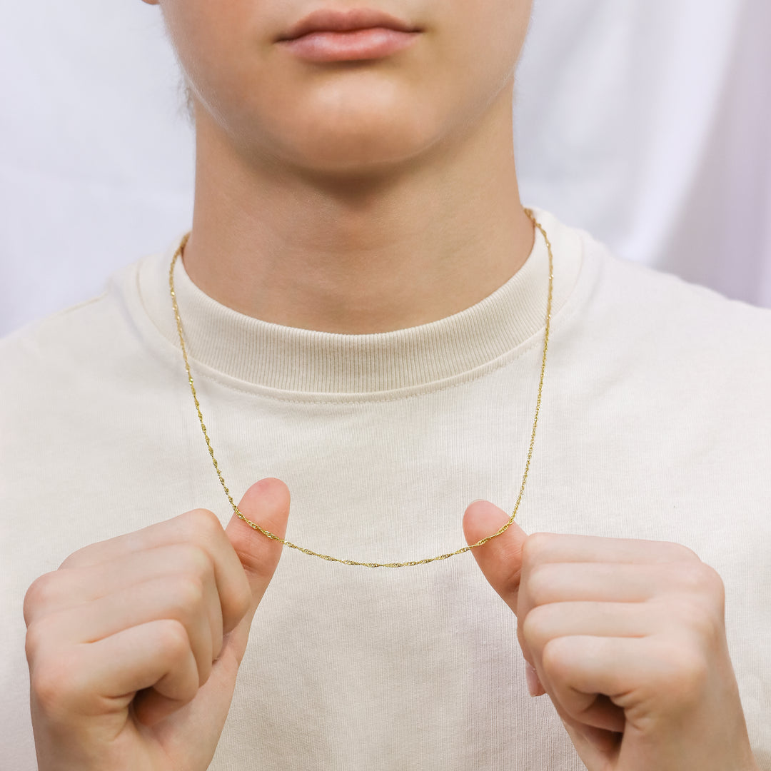 Cuello de hombre con cadena en tejido Singapur de 60 cm en oro amarillo de 18 quilates, hecho en Joyería Caracas. 