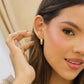 Oreja de mujer con candongas medio tubo L en oro amarillo de 18 quilates, fabricadas en Joyería Caracas.