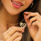 Cuello de mujer con cadena y dije en forma de corazón con diseño canalado de corazones pequeños dentro de él en oro amarillo de 18 quilates, fabricado por Joyería Caracas.