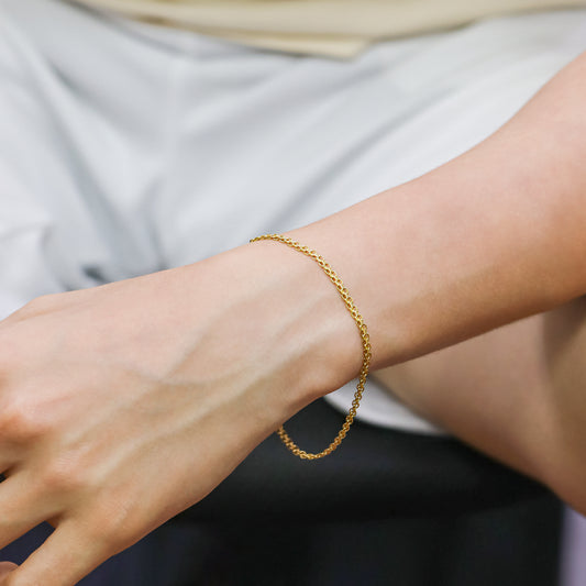 Mano de hombre con pulsera en tejido Bismarck de 22cm en oro amarillo de 18 quilates, hecho en Joyería Caracas. 