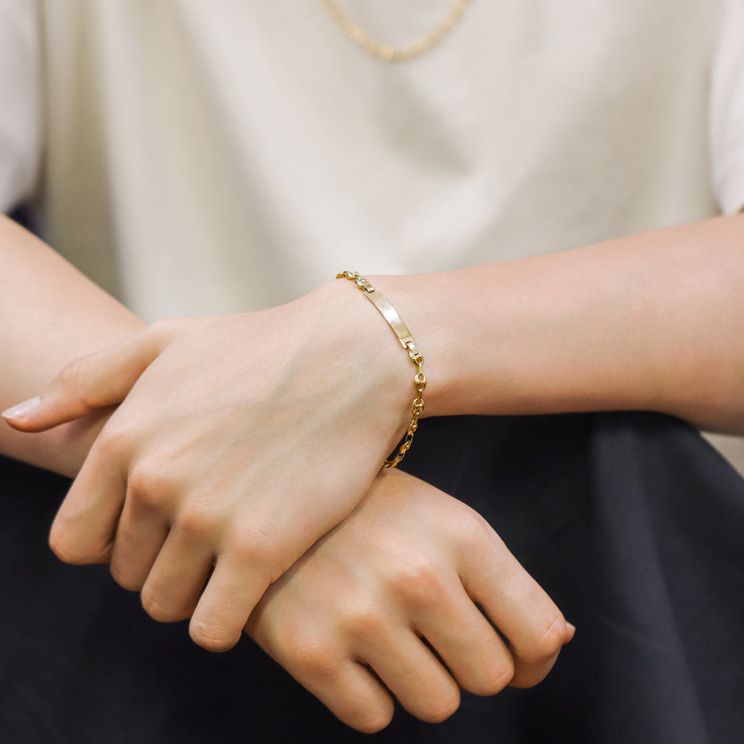 Mano de hombre con pulsera Esclava Calabrote de 21 cm en oro amarillo de 18 quilates, hecho en Joyería Caracas. 