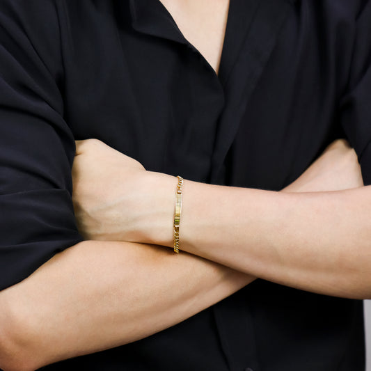 Mano de hombre en tejido Cubano con placa de 19 cm en oro amarillo de 18 quilates, hecho en Joyería Caracas. 