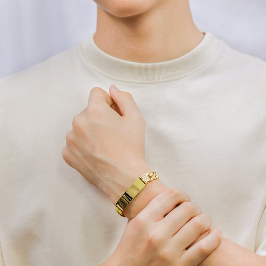 Mano de hombre con pulsera esclava en tejido Cubano Luxury de 19 cm en oro amarillo de 18 quilates, hecho en Joyería Caracas. 
