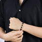 Mano de hombre con pulsera tejida con esferas facetadas en oro amarillo, blanco y rosa #8 de 18 quilates, hecho en Joyería Caracas. 