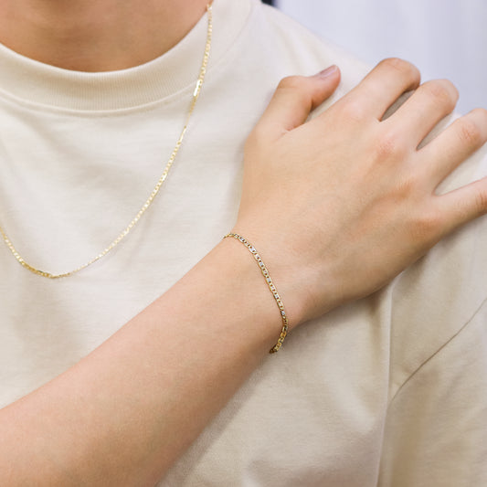 Mano de hombre con pulsera en tejido escalera plana 3 oros 18 quilates de 21 cm, hecho en Joyería Caracas. 