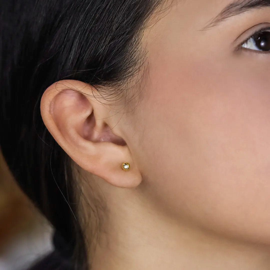 Oreja de mujer con topito de esfera diamantada de 3.0 mm en oro amarillo de 18 quilates, hechos en Joyería Caracas. 