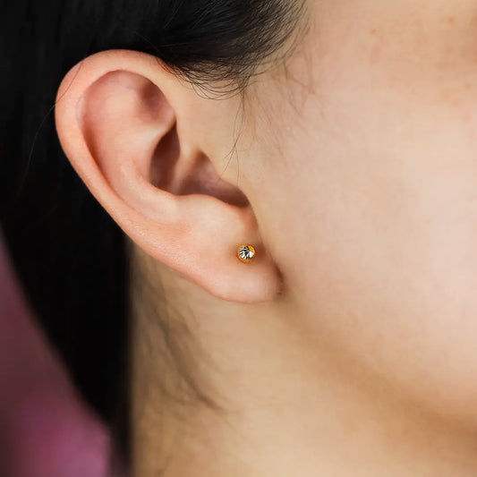 Oreja de mujer con topito de esfera diamantada de 4.0mm en oro amarillo de 18 quilates, hechos en Joyería Caracas. 
